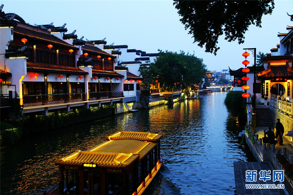 夜色秦淮河，璀璨醉人心