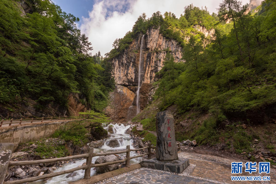 重崖森迥瀑飛先，鵝溝炎夏水風(fēng)涼