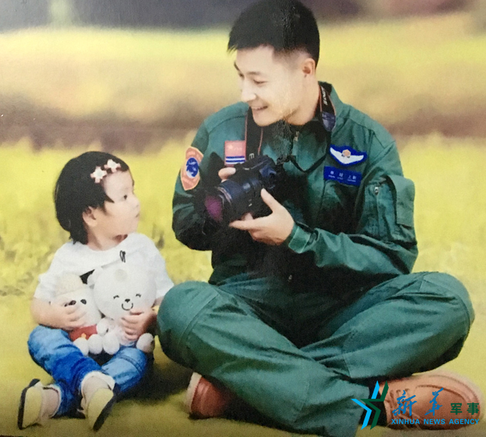 ↑資料圖片：被選為艦載戰(zhàn)斗機(jī)飛行員的張超與女兒合影。