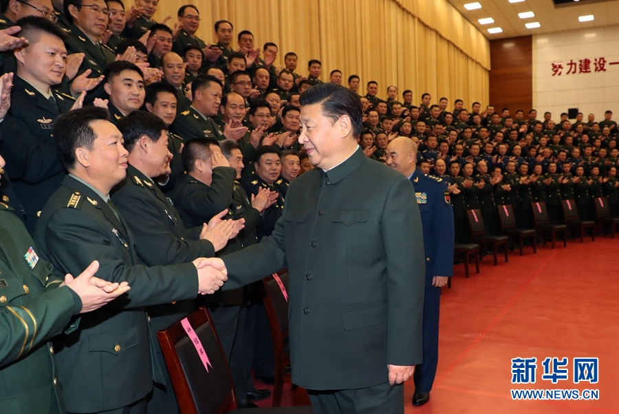 1月23日，習(xí)近平專程來到陸軍第65集團(tuán)軍，深入基層連隊(duì)，看望慰問官兵，代表黨中央和中央軍委，向全軍指戰(zhàn)員、武警部隊(duì)官兵、民兵預(yù)備役人員致以誠摯問候和新春祝福。這是習(xí)近平親切接見駐張家口部隊(duì)師以上領(lǐng)導(dǎo)干部和團(tuán)級單位主官。新華社記者李剛攝