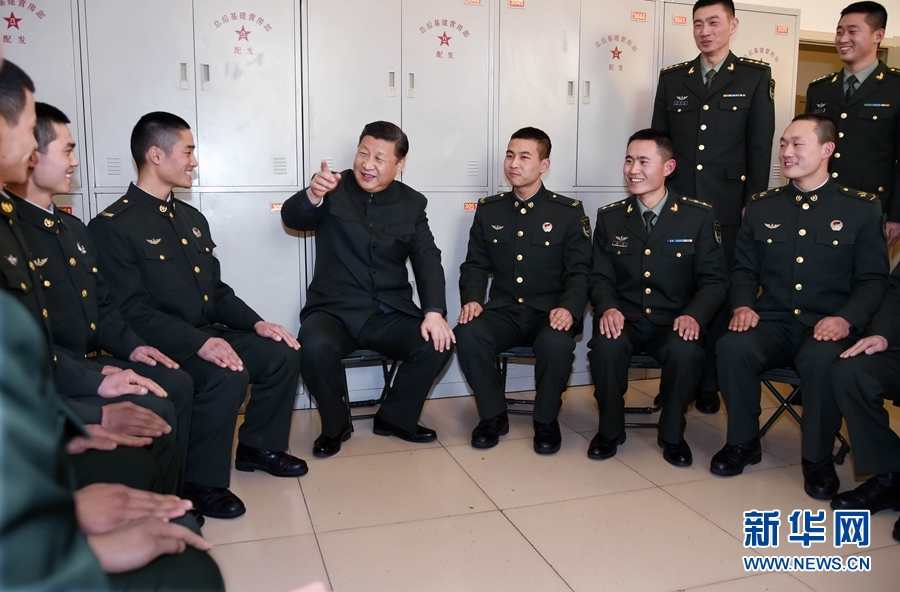 1月23日，習(xí)近平專程來到陸軍第65集團(tuán)軍，深入基層連隊(duì)，看望慰問官兵，代表黨中央和中央軍委，向全軍指戰(zhàn)員、武警部隊(duì)官兵、民兵預(yù)備役人員致以誠摯問候和新春祝福。這是習(xí)近平在該集團(tuán)軍“大功三連”同官兵親切交談。新華社記者李剛攝