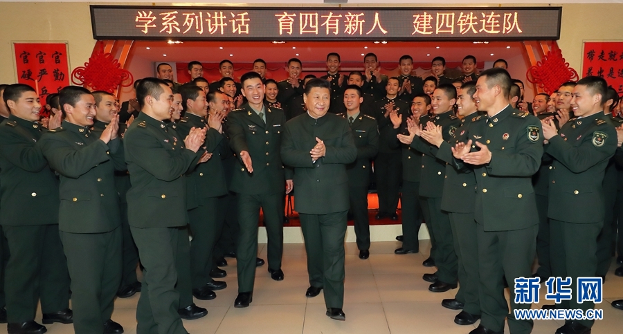 1月23日，習(xí)近平專程來到陸軍第65集團(tuán)軍，深入基層連隊(duì)，看望慰問官兵，代表黨中央和中央軍委，向全軍指戰(zhàn)員、武警部隊(duì)官兵、民兵預(yù)備役人員致以誠摯問候和新春祝福。這是習(xí)近平在該集團(tuán)軍“大功三連”同官兵在一起。新華社記者李剛攝