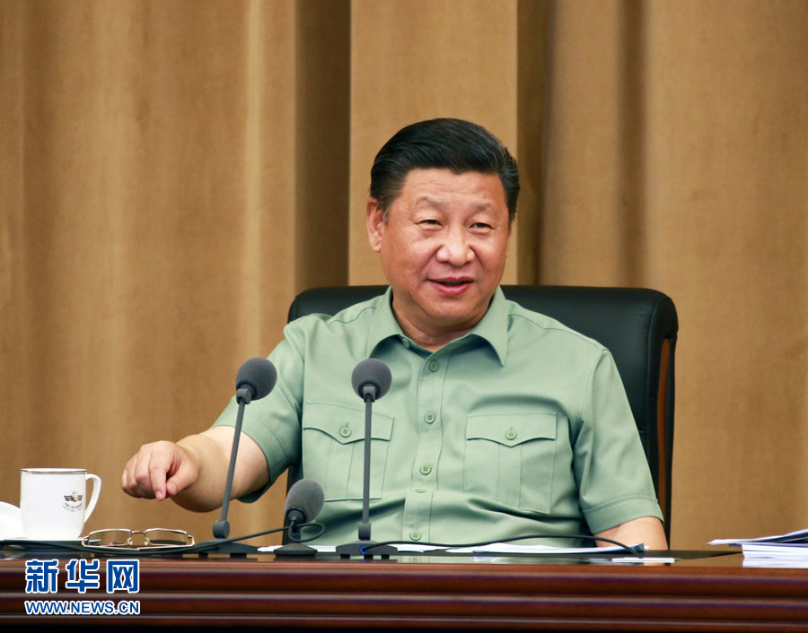 5月24日，中共中央總書記、國家主席、中央軍委主席習(xí)近平視察海軍機(jī)關(guān)，親切接見海軍第十二次黨代會全體代表和海軍機(jī)關(guān)正師職以上領(lǐng)導(dǎo)干部。這是習(xí)近平聽取海軍工作匯報后發(fā)表重要講話。 新華社記者 查春明 攝 
