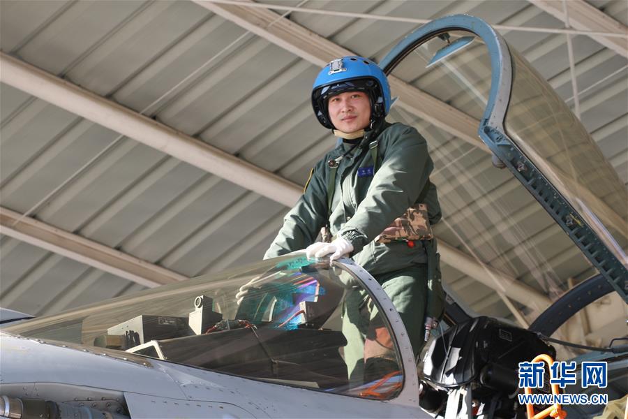 （建軍90周年·英雄·圖文互動）（1）聽，渤海灣有風吹過來——追記海軍某艦載航空兵部隊一級飛行員張超