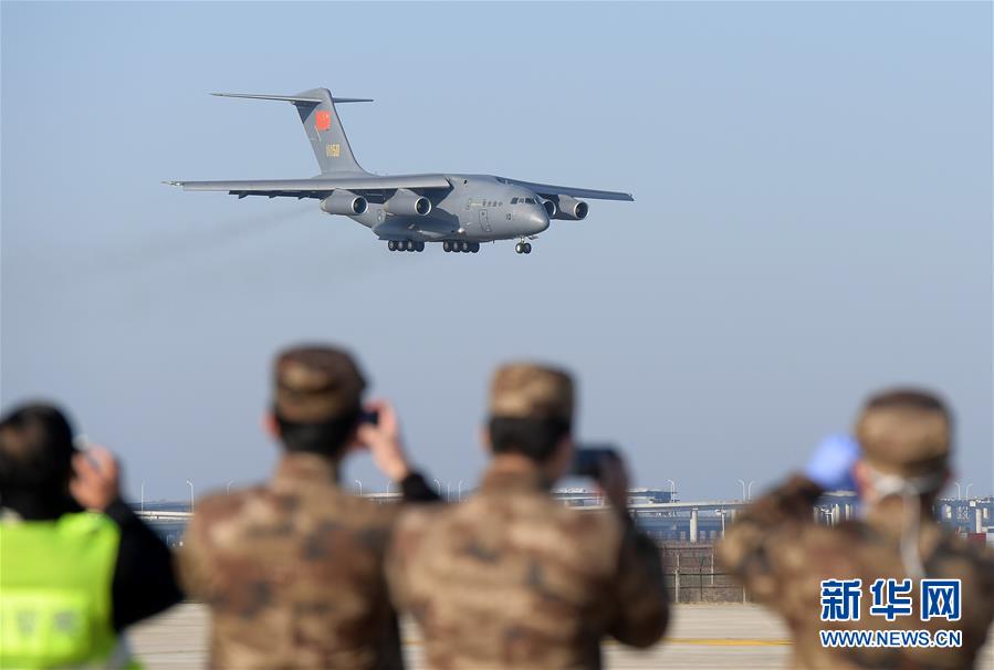 （聚焦疫情防控·圖文互動）（2）空軍第四次向武漢大規(guī)?？者\醫(yī)療隊員和物資