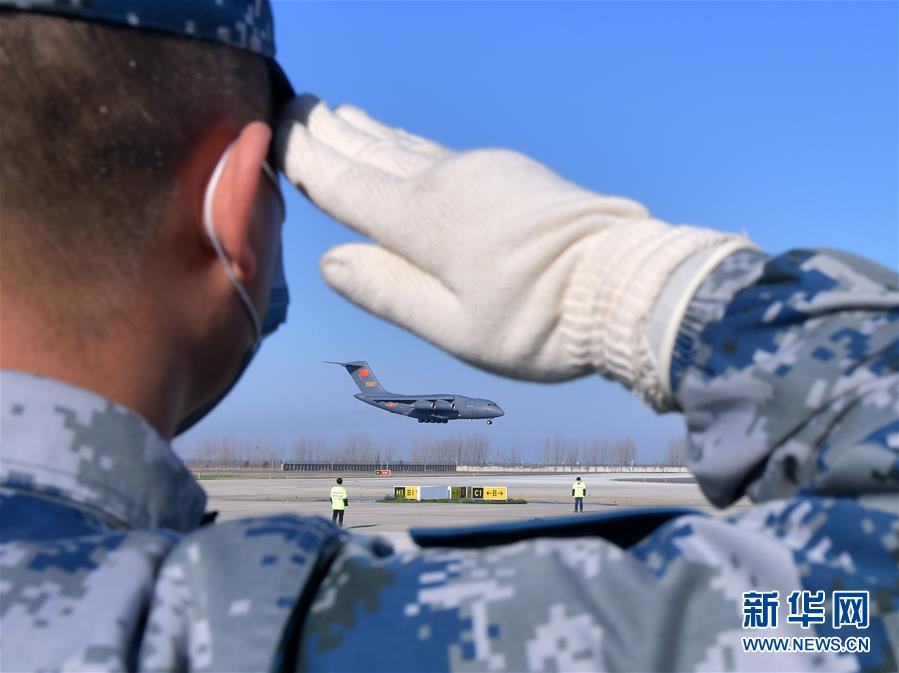 （聚焦疫情防控·圖文互動）（3）空軍第四次向武漢大規(guī)?？者\醫(yī)療隊員和物資