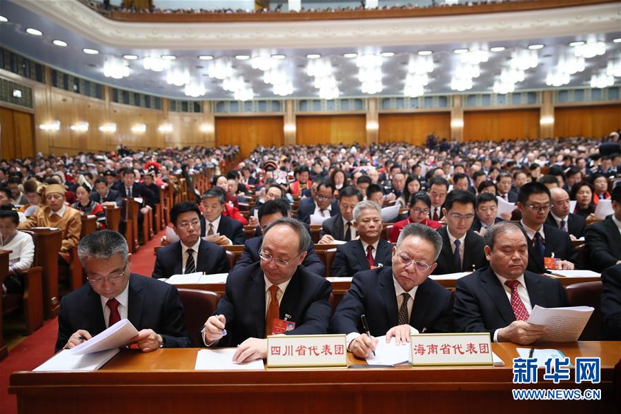 （兩會(huì)&middot;人大開幕）（3）共聚一堂