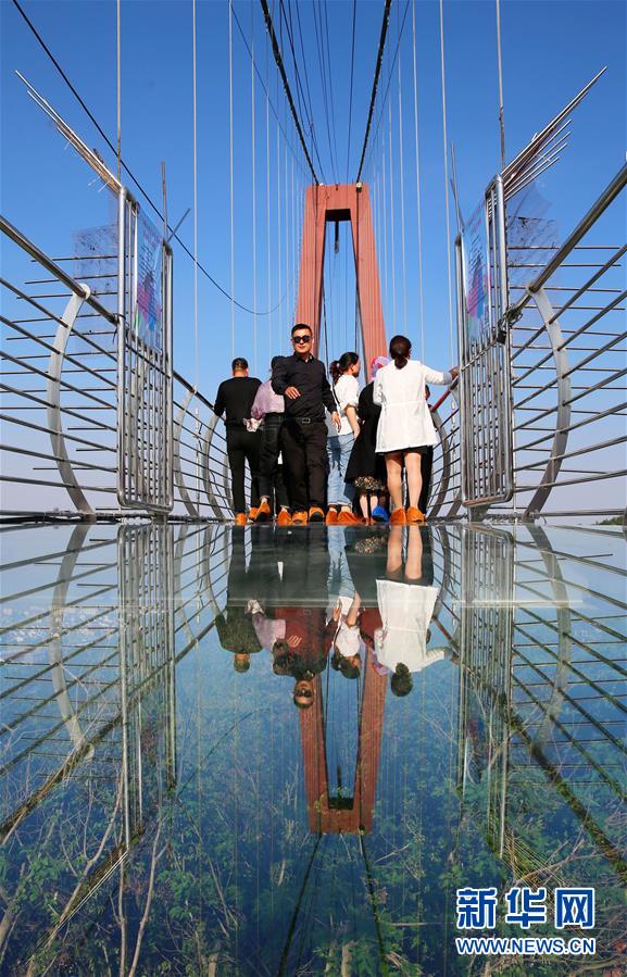 #（社會(huì)）（2）江蘇江陰：&ldquo;凌空漫步&rdquo;