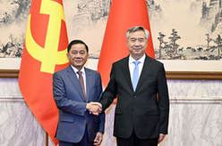 李希同越共中央政治局委員、中央書(shū)記處書(shū)記、中央檢查委員會(huì)主任陳錦繡舉行會(huì)談