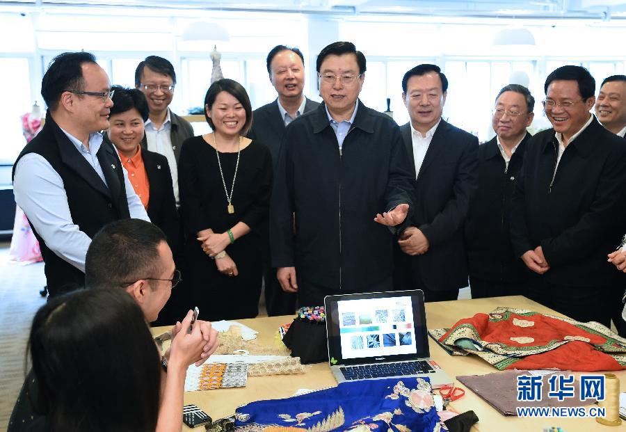 5月8日至11日，中共中央政治局常委、全國人大常委會委員長張德江在浙江調(diào)研。這是5月9日，張德江來到位于嘉興市的雅瑩服裝有限公司，了解公司的服裝設計、生產(chǎn)和銷售情況。新華社記者 馬占成 攝 