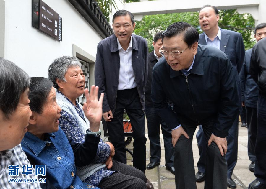 這是5月10日，張德江來到杭州市小營街道調(diào)研，并與市民親切交談。新華社記者 馬占成 攝 
