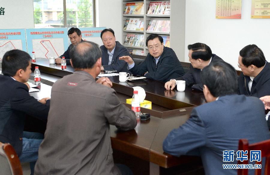 這是5月9日，張德江到湖州市妙西鎮(zhèn)調(diào)研，與基層人大代表座談。新華社記者 馬占成 攝 