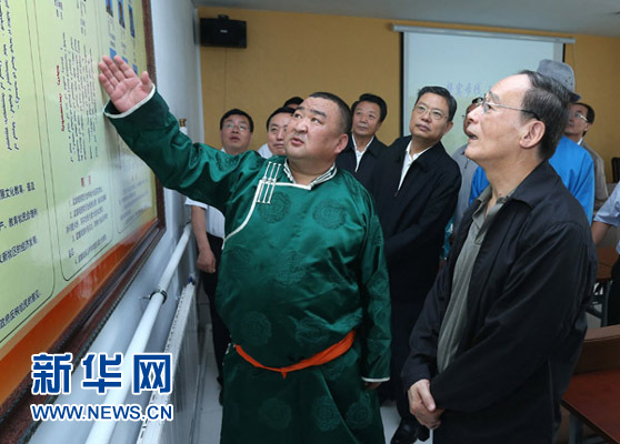 這是7月3日，王岐山在巴彥德力格爾嘎查“兩委”活動(dòng)室了解基層黨建情況。新華社記者 龐興雷 攝