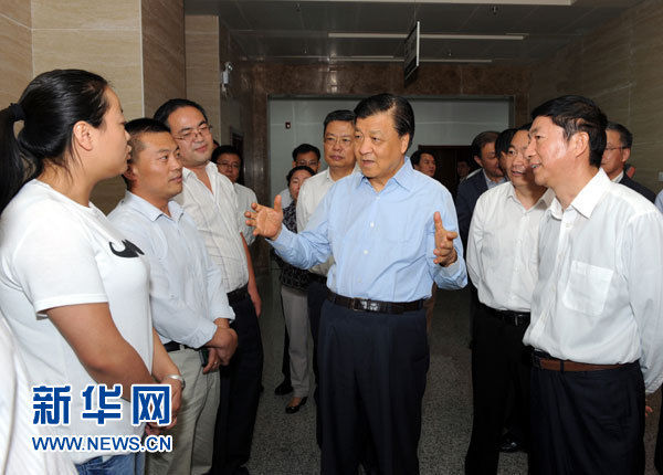 這是7月18日，劉云山在青海省政府行政服務(wù)和公共資源交易中心調(diào)研。新華社記者 饒愛民 攝