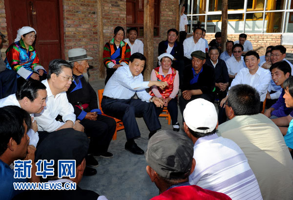 這是7月17日，劉云山在海東市互助土族自治縣東山鄉(xiāng)白牙合村同基層干部群眾座談。新華社記者 饒愛民 攝 