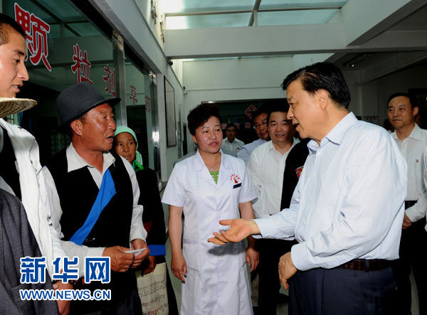 這是7月17日，劉云山在海東市互助土族自治縣中醫(yī)院調(diào)研。新華社記者 饒愛民 攝