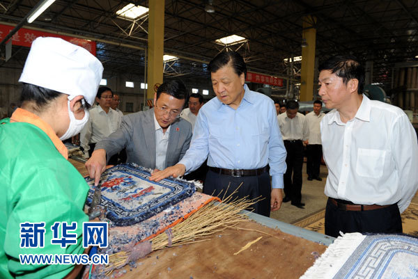 這是7月18日，劉云山在青海藏羊地毯集團有限公司調(diào)研。新華社記者 饒愛民 攝
