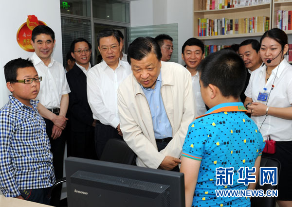 7月17日至19日，中共中央政治局常委、中央書記處書記劉云山在青海調(diào)研。這是7月18日，劉云山在西寧市南山西社區(qū)調(diào)研。 新華社記者饒愛民 攝