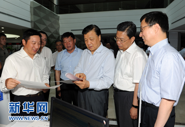  7月22日至23日，中共中央政治局常委、中央書記處書記劉云山在上海調(diào)研。這是7月22日，劉云山在中國（上海）自貿(mào)試驗區(qū)外高橋綜合服務大廳調(diào)研。新華社記者 饒愛民 攝 
