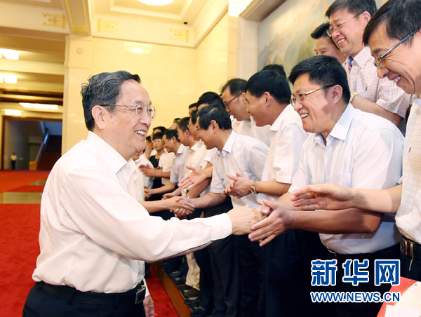 會(huì)前，俞正聲、張高麗接見(jiàn)援藏干部代表，向參加對(duì)口支援西藏工作的各地區(qū)各部門各單位和廣大援藏干部表示誠(chéng)摯問(wèn)候。新華社記者 姚大偉 攝