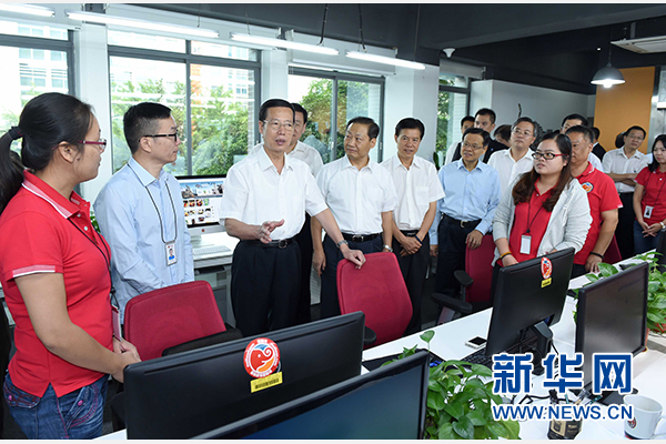 9月16日至18日，中共中央政治局常委、國務院副總理張高麗在廣西調(diào)研。這是9月17日，張高麗在南寧美麗傳說公司調(diào)研承接產(chǎn)業(yè)轉(zhuǎn)移和開展跨境電子商務情況。 新華社記者張鐸攝 