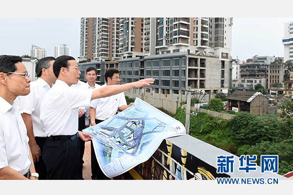 9月16日至18日，中共中央政治局常委、國務院副總理張高麗在廣西調(diào)研。這是9月16日，張高麗實地考察南寧水街棚戶區(qū)改造項目現(xiàn)場。 新華社記者張鐸攝 