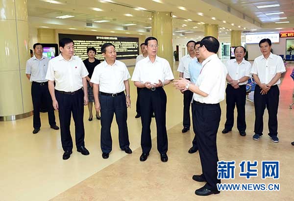 9月16日至18日，中共中央政治局常委、國務院副總理張高麗在廣西調(diào)研。這是9月17日，張高麗在南寧市公共資源交易中心對外服務大廳了解自治區(qū)簡政放權(quán)有關工作。 新華社記者張鐸攝