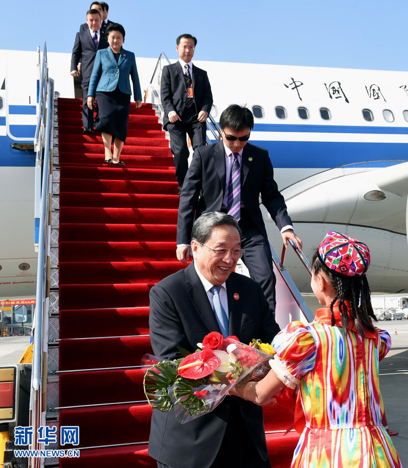 9月25日，以中共中央政治局常委、全國(guó)政協(xié)主席俞正聲為團(tuán)長(zhǎng)的中央代表團(tuán)飛抵烏魯木齊，出席新疆維吾爾自治區(qū)成立60周年慶?；顒?dòng)。新華社記者 饒愛(ài)民 攝