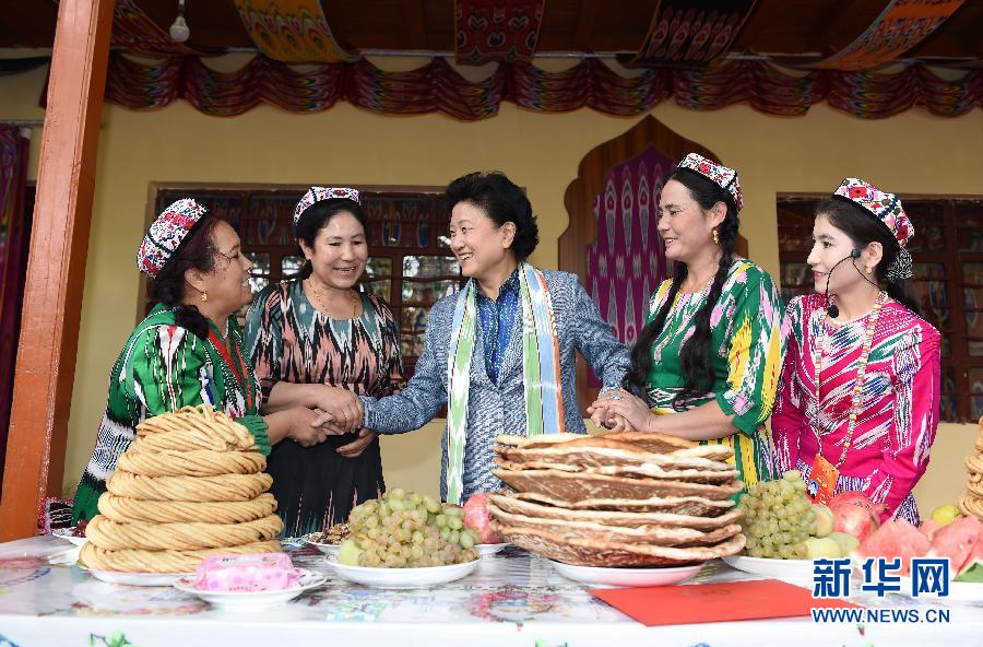 　9月26日，中共中央政治局委員、國務(wù)院副總理、中央代表團副團長劉延?xùn)|率中央代表團分團到和田地區(qū)看望慰問各族干部群眾。這是劉延?xùn)|在和田市吉亞鄉(xiāng)喀勒塔吐格曼村與維吾爾族群眾在一起。新華社記者張領(lǐng)攝