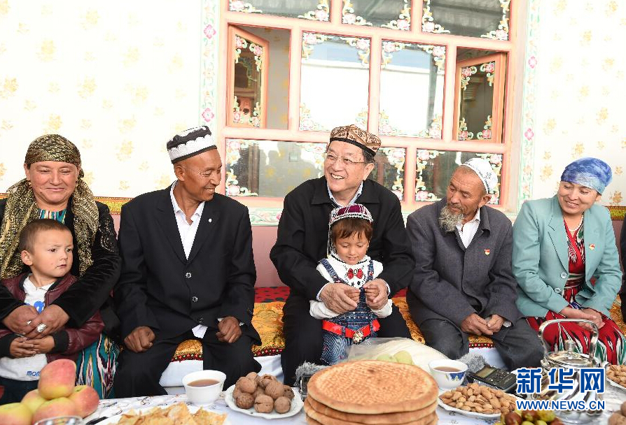9月27日，中共中央政治局常委、全國(guó)政協(xié)主席、中央代表團(tuán)團(tuán)長(zhǎng)俞正聲率中央代表團(tuán)部分成員赴喀什地區(qū)莎車縣看望各族干部群眾。這是俞正聲在莎車縣艾力西湖鎮(zhèn)21村看望維吾爾族村民阿布來(lái)提&middot;阿不力孜一家。新華社記者 高潔 攝