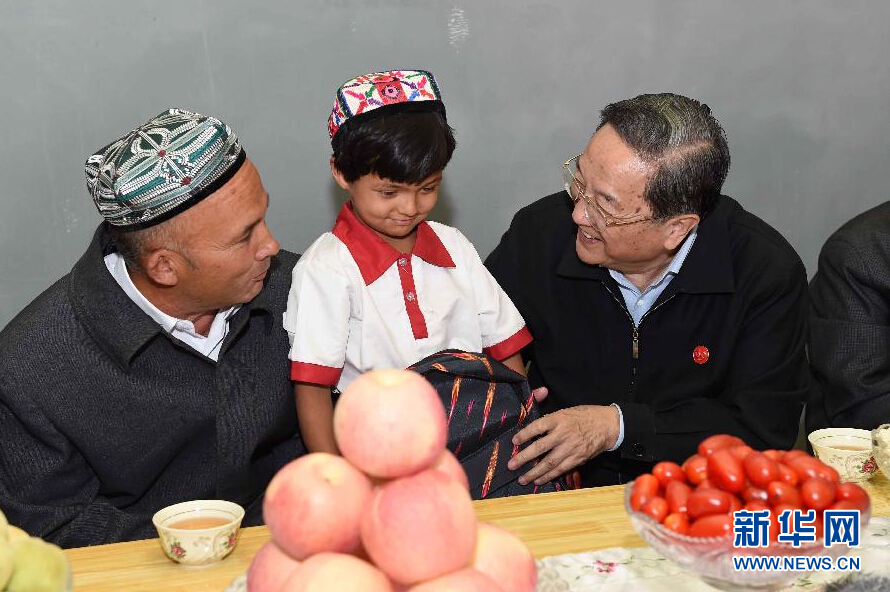 9月27日，中共中央政治局常委、全國(guó)政協(xié)主席、中央代表團(tuán)團(tuán)長(zhǎng)俞正聲率中央代表團(tuán)部分成員赴喀什地區(qū)莎車縣看望各族干部群眾。這是俞正聲到新疆生產(chǎn)建設(shè)兵團(tuán)第三師莎車農(nóng)場(chǎng)維吾爾族團(tuán)場(chǎng)職工家中看望，并向小朋友贈(zèng)送學(xué)習(xí)用品。新華社記者 饒愛(ài)民 攝