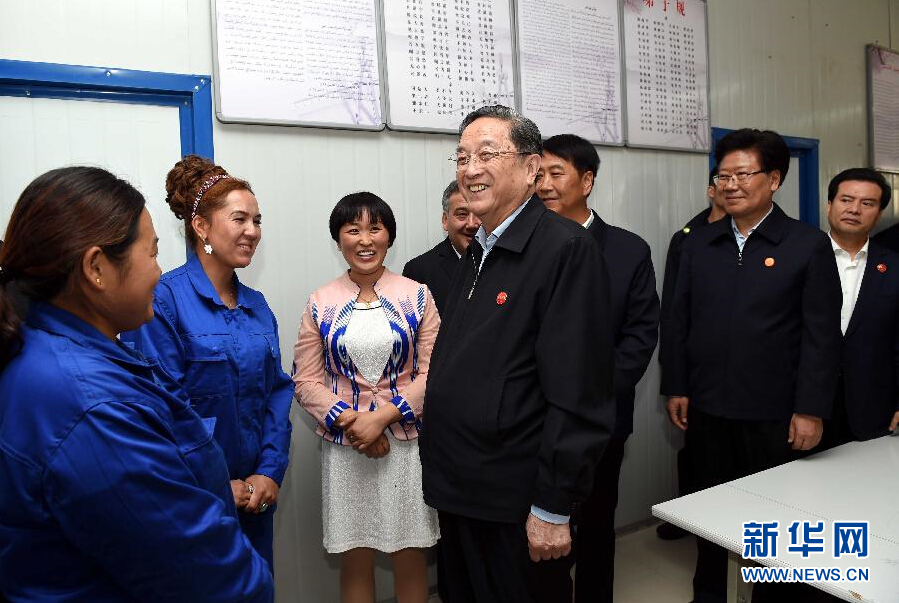 9月27日，中共中央政治局常委、全國(guó)政協(xié)主席、中央代表團(tuán)團(tuán)長(zhǎng)俞正聲率中央代表團(tuán)部分成員來(lái)到新疆英吉沙縣喀什中興手套有限公司考察。新華社記者 饒愛(ài)民 攝 