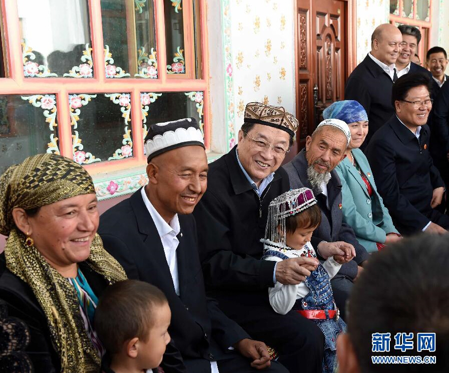 9月27日，中共中央政治局常委、全國(guó)政協(xié)主席、中央代表團(tuán)團(tuán)長(zhǎng)俞正聲率中央代表團(tuán)部分成員赴喀什地區(qū)莎車縣看望各族干部群眾。這是俞正聲在莎車縣艾力西湖鎮(zhèn)21村看望維吾爾族村民阿布來(lái)提&middot;阿不力孜一家。新華社記者 饒愛(ài)民 攝
