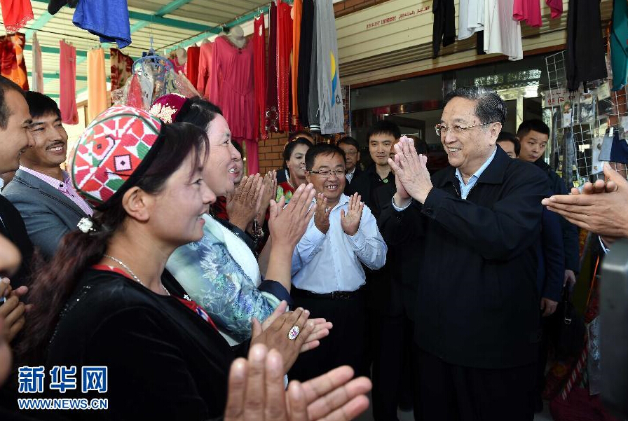 9月27日，中共中央政治局常委、全國(guó)政協(xié)主席、中央代表團(tuán)團(tuán)長(zhǎng)俞正聲率中央代表團(tuán)部分成員赴喀什地區(qū)莎車縣看望各族干部群眾。這是俞正聲在莎車縣艾力西湖鎮(zhèn)21村看望慰問(wèn)維吾爾族群眾。新華社記者 饒愛(ài)民 攝