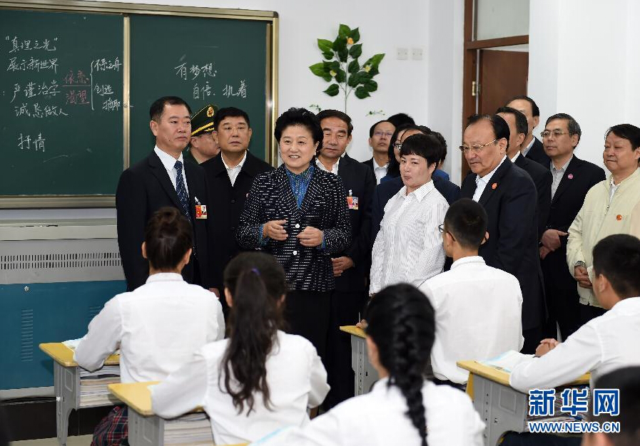 9月27日，中共中央政治局委員、國(guó)務(wù)院副總理、中央代表團(tuán)副團(tuán)長(zhǎng)劉延?xùn)|率中央代表團(tuán)分團(tuán)，帶著黨中央、國(guó)務(wù)院的親切關(guān)懷和全國(guó)各族人民的深切情誼，來到和田地區(qū)、阿克蘇地區(qū)慰問各族干部群眾，并祝賀大家中秋節(jié)快樂。這是劉延?xùn)|視察對(duì)口援建的和田天津中學(xué)。新華社記者 張領(lǐng) 攝