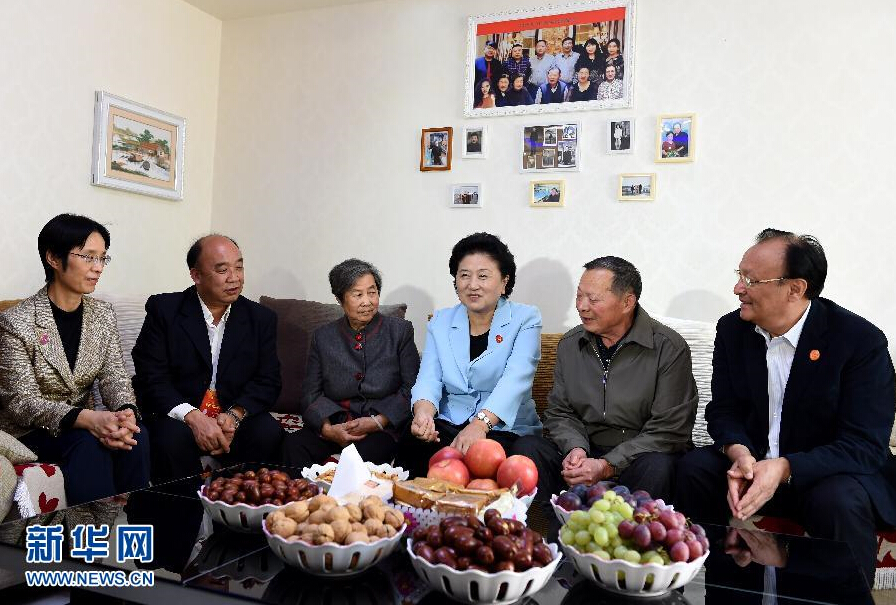 9月27日，中共中央政治局委員、國(guó)務(wù)院副總理、中央代表團(tuán)副團(tuán)長(zhǎng)劉延?xùn)|率中央代表團(tuán)分團(tuán)，帶著黨中央、國(guó)務(wù)院的親切關(guān)懷和全國(guó)各族人民的深切情誼，來到和田地區(qū)、阿克蘇地區(qū)慰問各族干部群眾，并祝賀大家中秋節(jié)快樂。這是劉延?xùn)|來到新疆生產(chǎn)建設(shè)兵團(tuán)第一師五團(tuán)團(tuán)場(chǎng)退休職工包春祥家中慰問。新華社記者 張領(lǐng) 攝