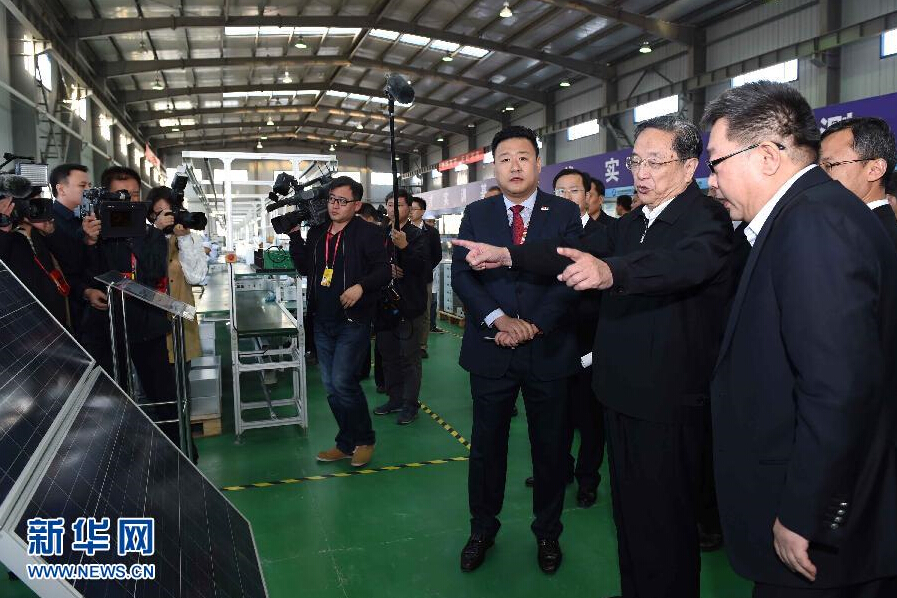 9月28日，中共中央政治局常委、全國政協(xié)主席、中央代表團團長俞正聲率中央代表團部分成員赴祖國最西端的新疆克孜勒蘇柯爾克孜自治州看望慰問各族干部群眾。這是俞正聲來到阿圖什市昆山產(chǎn)業(yè)園新疆中興能源公司視察工作。新華社記者 饒愛民 攝