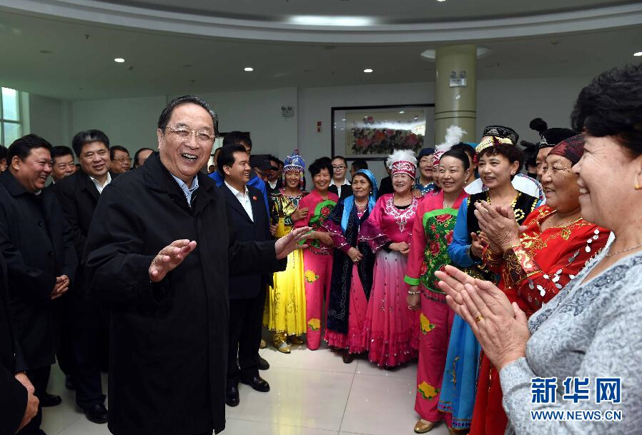 9月29日，中共中央政治局常委、全國(guó)政協(xié)主席、中央代表團(tuán)團(tuán)長(zhǎng)俞正聲率中央代表團(tuán)部分成員赴阿勒泰地區(qū)看望各族干部群眾。這是俞正聲來到阿勒泰地區(qū)老年人活動(dòng)中心慰問群眾。新華社記者 饒愛民 攝