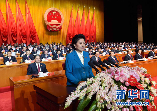 10月1日，慶祝中華人民共和國成立66周年暨新疆維吾爾自治區(qū)成立60周年大會(huì)在新疆人民會(huì)堂隆重舉行。這是中共中央政治局委員、國務(wù)院副總理、中央代表團(tuán)副團(tuán)長劉延?xùn)|宣讀中共中央、全國人大常委會(huì)、國務(wù)院、全國政協(xié)、中央軍委關(guān)于慶祝新疆維吾爾自治區(qū)成立60周年的賀電。新華社記者 饒愛民 攝 