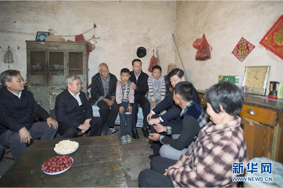 10月22日至23日，中共中央政治局常委、國(guó)務(wù)院副總理張高麗在山東調(diào)研扶貧工作情況。這是10月22日，張高麗在菏澤市巨野縣田莊鎮(zhèn)后屯村入戶看望生活困難村民。 新華社記者 王曄 攝