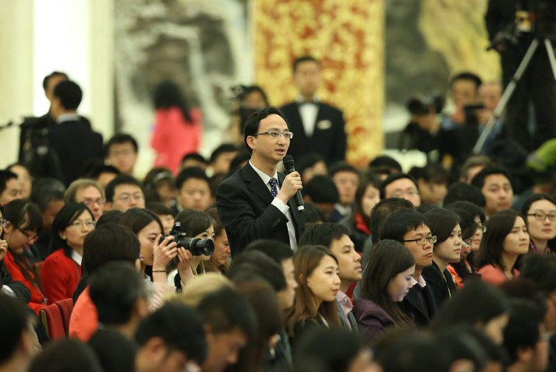 3月15日，國務(wù)院總理李克強在北京人民大會堂與中外記者見面，并回答記者提問。這是一位記者在提問。 新華社記者 龐興雷 攝