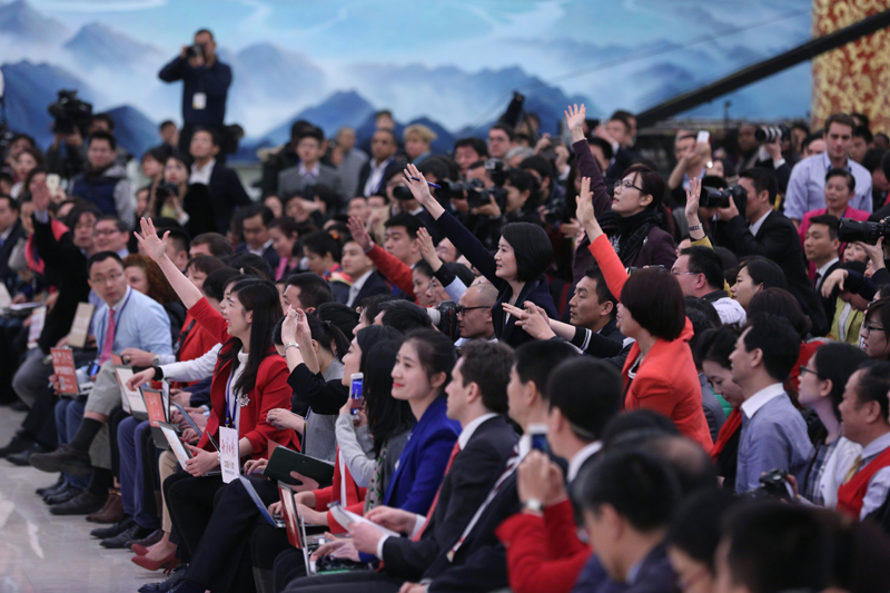 3月15日，國務(wù)院總理李克強在北京人民大會堂與中外記者見面，并回答記者提問。這是記者舉手爭取提問機會。 新華社記者 才揚 攝