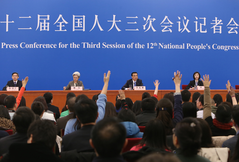 3月15日，國務(wù)院總理李克強在北京人民大會堂與中外記者見面，并回答記者提問。新華社記者 呂迅 攝