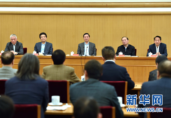 4月8日，中共中央政治局委員、中央書記處書記、中宣部部長劉奇葆在北京同講好中國故事專家學者、文化交流使者研討班學員座談。 新華社記者李濤 攝