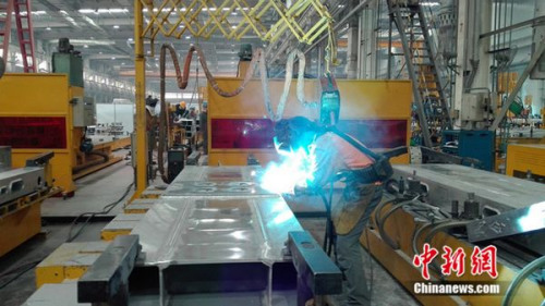 中車青島四方機(jī)車車輛股份有限公司&ldquo;80后&rdquo;高級技師張合禮在車間焊接鋼縫。