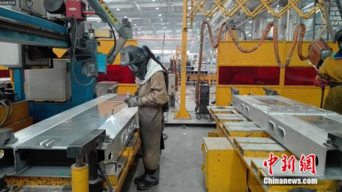 焊接工人正在工作。中新網(wǎng) 邱宇 攝