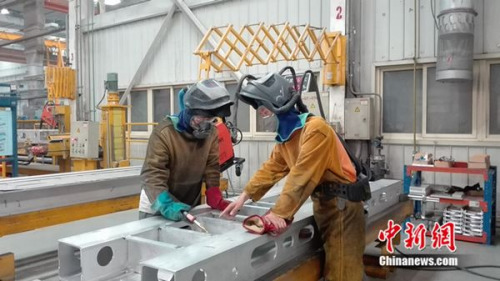 張合禮指導(dǎo)徒弟工作。中新網(wǎng) 邱宇 攝