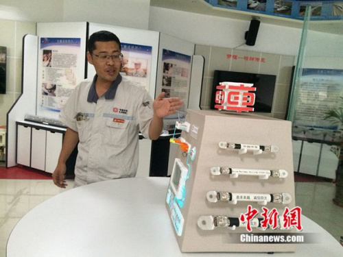 周勇在工作室介紹他制作的模型。中新網(wǎng) 邱宇 攝