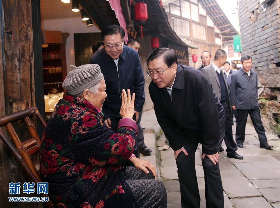 這是11月21日，張德江在宜賓李莊鎮(zhèn)同濟(jì)社區(qū)與居民親切交談。 新華社記者 劉衛(wèi)兵 攝 