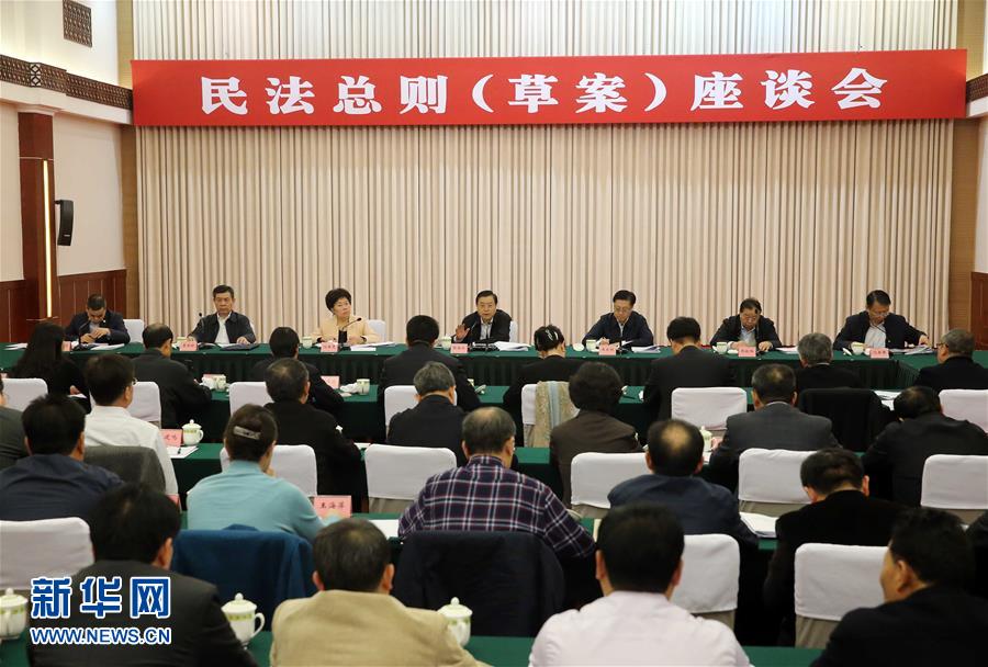 這是11月23日，張德江在成都主持召開座談會，11個省（區(qū)、市）人大常委會負(fù)責(zé)同志、部分全國人大代表、法律工作者及專家學(xué)者參加會議。新華社記者 劉衛(wèi)兵 攝 